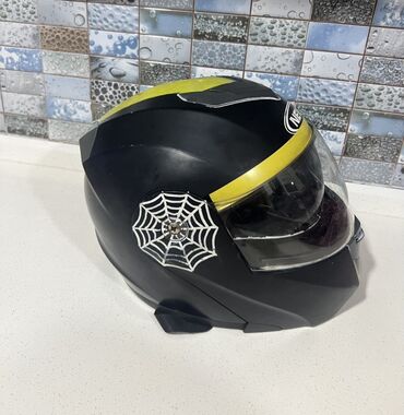 купить мопед в кредит: Qara və sarı rənglərdə olan modular motosiklet dəbilqəsi. Ön hissədə