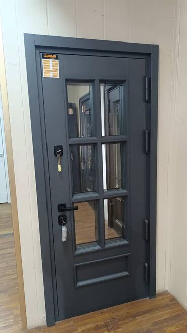 Двери для домов и квартир: Продается входные город Токмок на базаре на против ресторана МИК — 17