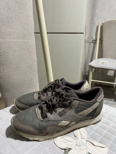 обувь женская деми: Кроссовки Reebok, 39 размер, очень удобные. Цена 1000 сом