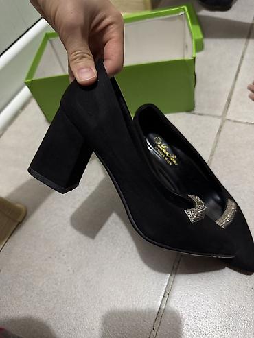 Босоножки, сандалии, шлепанцы: Две пары женских шлёпанцев. 1) Белые мюли JING PIN NV XIE - Размер — 14