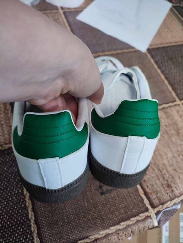 Patike: Adidas Samba patike

Novo
Brojevi 36 do 46

fb Moja Kupovina 1 — 14