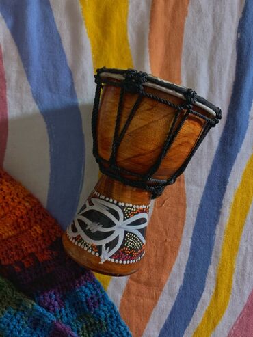 кавказский барабан: Маленький Джембе (20 см в высоту, диаметр 13 см) с, красиво исписанным