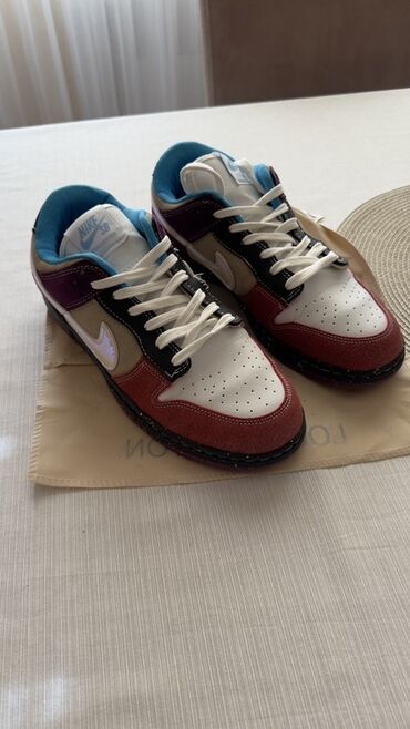 Nike SB seriyasından olan bu uniseks krossovkalar müxtəlif rəngli