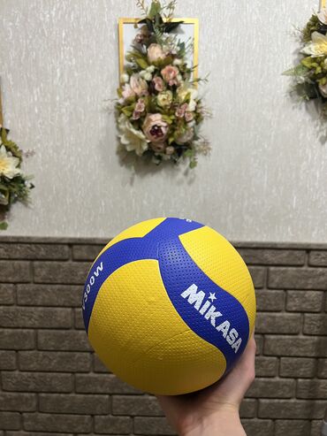 спортивный костюмы: Волейбольный мяч Mikasa V300W🏐 Новый, ещё не играл!✨ В подарок: 🎁