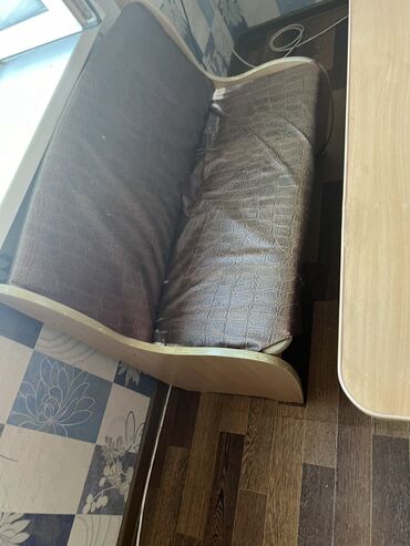 диван деревянный: Түсү - Күрөң, Колдонулган