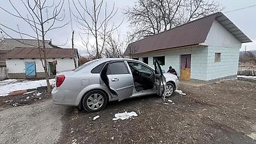 Другие автомобили: Седан серебристого цвета, 4 двери, просторный салон с чехлами на — 2