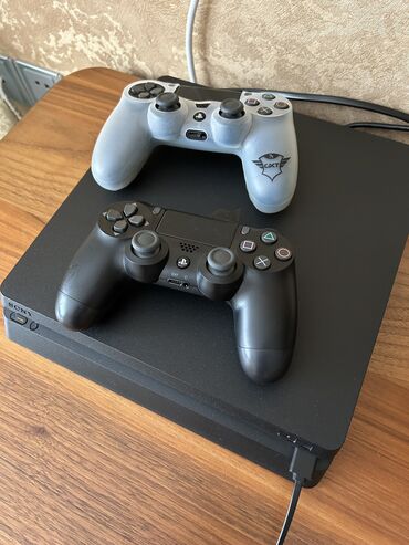 сколько стоит плейстейшен 4: Ps4 slim (500)satilir problrmi disk oxumur ustunde 2 pultu var