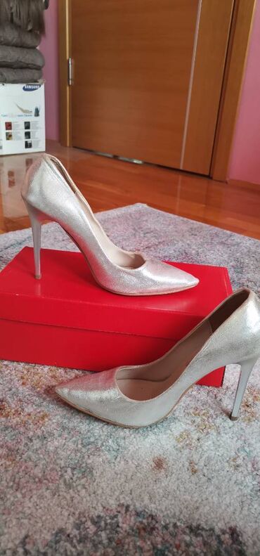 Ostalo: Salonke cipele broj 36 srebrne boje očuvane cena 1300 dinara saljem