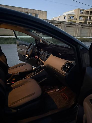 Kia: Kia Rio sedan – qara rəng, Azərbaycan nömrə nişanı “88 CH 751” — 5