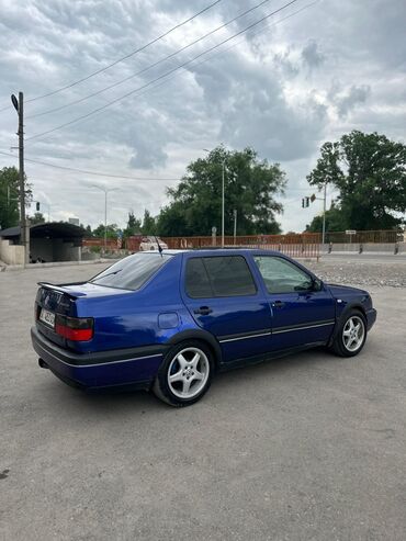 музыка в авто: Volkswagen Vento: 1995 г., 2.8 л, Механика, Бензин, Седан