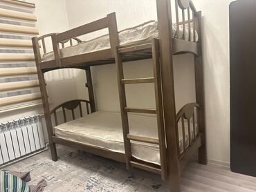 функциональные кровати для дома: Двухъярусная кровать из натурального дерева, выполненная в коричневом