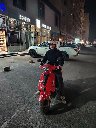 debilqe: Qırmızı skuter – şəhər içi rahat və iqtisadi nəqliyyat - Rəng: parlaq — 1