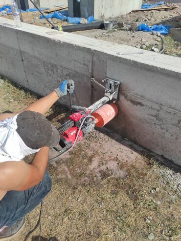 Сверла: Бурильная установка красного цвета с алмазной коронкой. Предназначена — 8