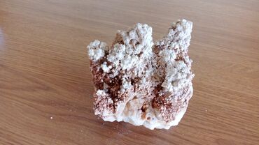 Kristali i minerali: Prirodni mineralni uzorak sa raznim bojama, uključujući plave, zelene — 10