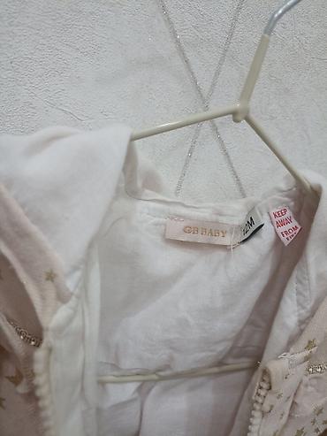 Верхняя одежда: Her ikisi 15 manat Vitrofka ve jaket . jaket iki üzlüdur. her ikisi de — 2