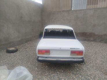 Qazanlar: LADA 2107, ağ rəng, sedan gövdə. Xüsusiyyətlər: - Arxa ötürücülü - 4