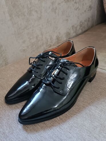 черные классические лакированные туфли: Туфли H&M, 40, цвет - Черный