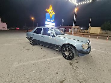 mühərrik yastığı: Mercedes-Benz E-Class W124 sedan - Kuzov: 4 qapılı sedan, açıq mavi — 1