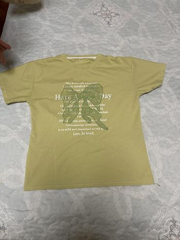 T-shirt – açıq zeytun rəngi, qısaqol, klassik dairəvi yaxa. Ön hissə