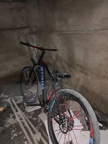 velosipedler: STRIM markalı velosiped. Qara rəngli çərçivəyə malikdir, üzərində — 2