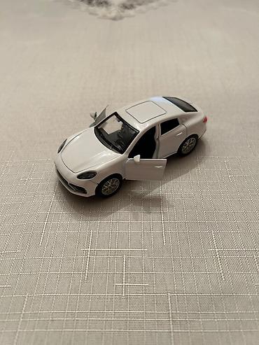 Oyuncaq nəqliyyat: Ağ rəngli metal oyuncaq maşın – sedan/krossover üslubunda miniatür — 5