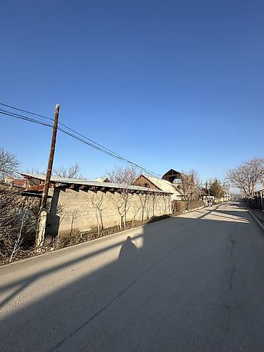 Продажа коттеджей и домов: Продаётся жилой дом с большим навесом и двориком. Адрес:Г.Бишкек ж\М — 7