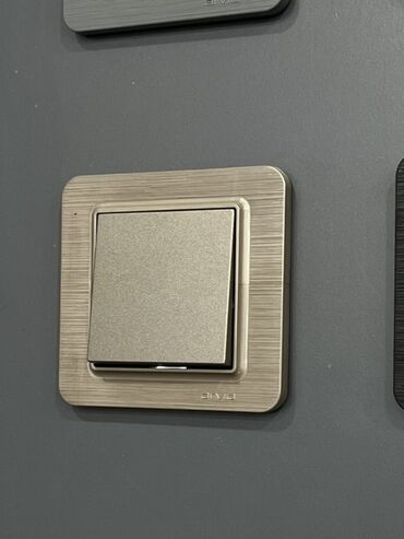 меняю на 07: Одноклавишный настенный выключатель света в современном дизайне. -