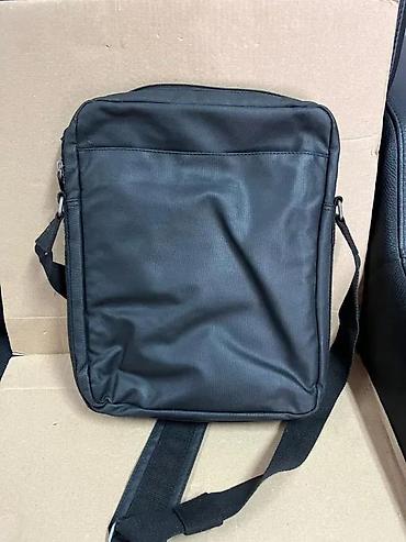 Torbe: Crna torba preko ramena sa više pregrada - Materijal: izdržljiva — 2