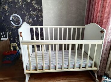 комплект мебели: Продаю детскую кроватку В комплекте с люлькой Состояние очень хорошее