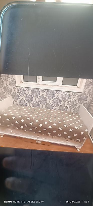 izabel yataq desti: Uşaq otağı üçün ağ rəngli mebel dəsti satılır. Dəstə çarpayı, 3 qapılı — 1