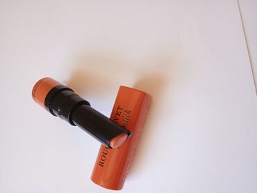 Šminka: Bourjois rouge velvet 06

Bourjois mat karmin, samo isproban — 5