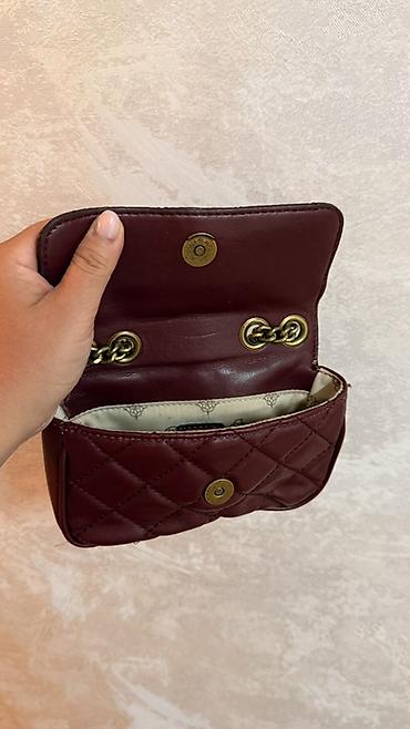 mor rəng: GUESS mini çiyin çantası - Rəng: tünd bordo (şərab çaları) - — 1