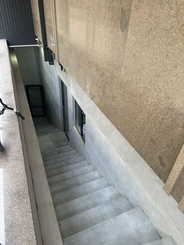 дом в районе кызыл аскер: Сдается в аренду коммерческое помещение на цокольном уровне с