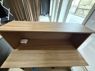 Sifarişlə resepşn masaları: Ofis resepsiyon/iş masası – ağac fakturalı laminat - Üst hissədə — 1