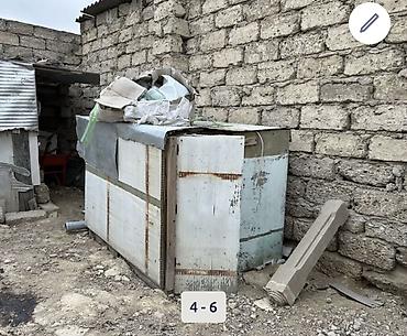 divarda dekor: Metall və taxta materiallardan yığılmış iri ölçülü həyət/təsərrüfat — 3