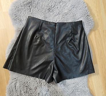 Women's Clothing: Crne kožne šorts-suknja (skort) sa kaiševima i plise detaljem - — 2