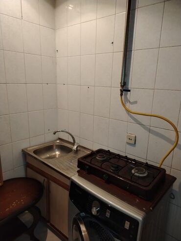 Uzunmüddətli kirayə mənzillər: Memar ecemi metrosuna yaxin 5/5 mertebesi de 2 otaqli ev 400 — 5