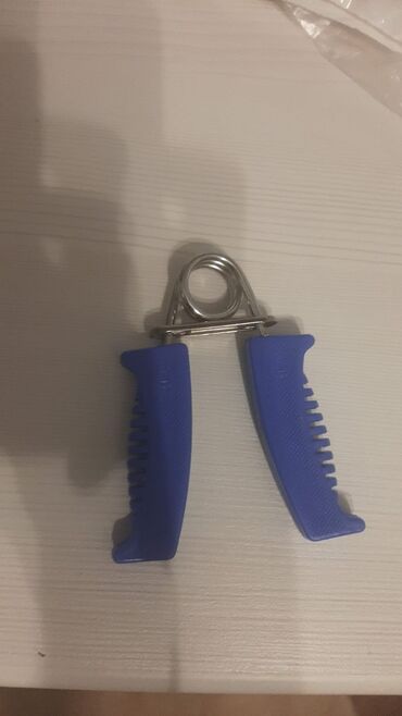 Бутсы: Məhsul: Əl üçün məşq aləti (hand gripper) Təsvir: - Əl, barmaq və
