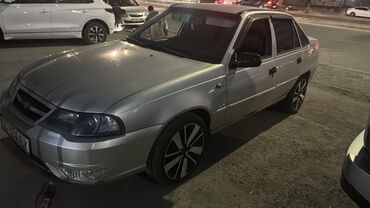 клапанная крышка нексия 1.5 16 кл: Представлен седан Daewoo Nexia серебристого цвета, оснащенный черными