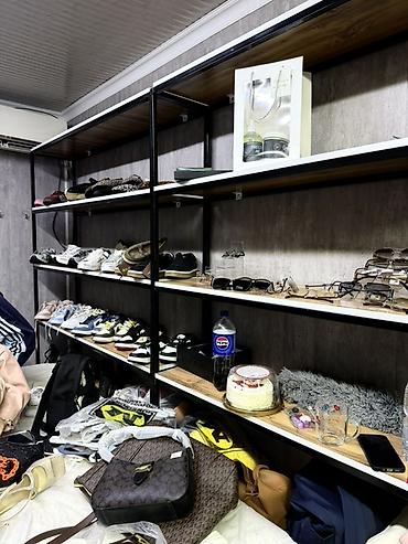 Полки для магазина: Стеллажи с аксессуарами и обувью - Ассортимент: женские сумки разных — 4