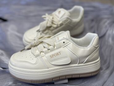 белые кроссовки: Кроссовки и спортивная обувь