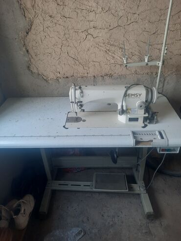Оверлочные машинки: Промышленная швейная машинка,в рабочем состояние Б/У