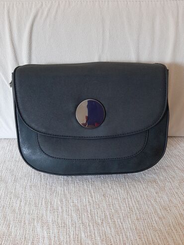 crne carape na tufne: Jako prakticna torbica,manjih dimenzija ali dosta stvari stane