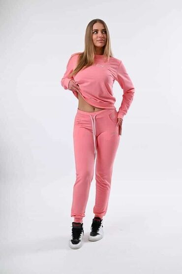 Gornji i donji deo: Zenske trenerke
S M L XL XXL
vezen znak Cena 2800 din. NABAVKA — 4