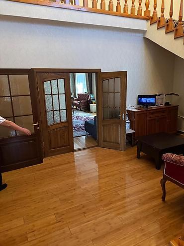 Продажа коттеджей и домов: Продается 2 этажный дом 290м2 Киргизия-1 Участок 10 соток Гараж на — 2