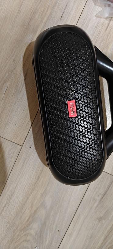 Портативная Bluetooth-колонка mifa - Панель управления сверху
