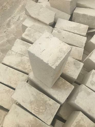 qaradağ daşı: Kubi̇k mi̇şar daşi kubi̇k daş. Standart eyni ölcüdə (39sm×19sm×16sm) — 2