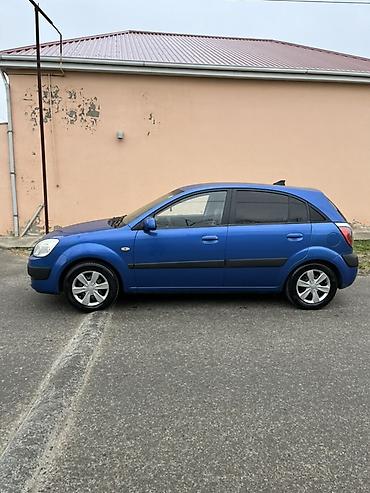 Kia: Kia Rio hatchback - Kuzov: 5 qapılı hatchback, mavi rəng - Mühərrik — 3