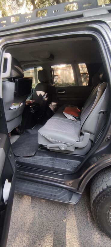 Toyota: Toyota Sequoia: 2011 г., 5.7 л, Автомат, Бензин, Внедорожник — 7