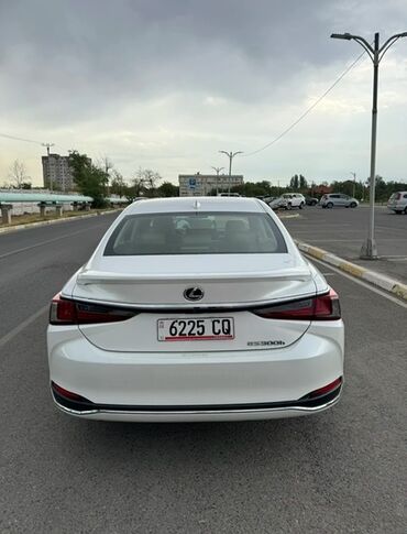 какая машина подойдет для яндекс такси: Белый седан Lexus ES 250 с элегантным дизайном и динамичными линиями